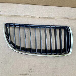 2006-08 BMW 3-SERIES|E90|E91 PASSENGER SIDE (RH) GRILLE CHR/BLK (SDN/WGN)—NEW